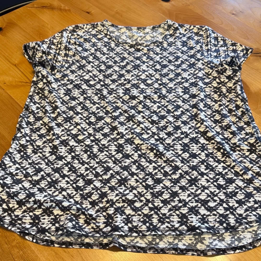 J.Jill Fit Patterned Black and White Progress Shirttail Tee